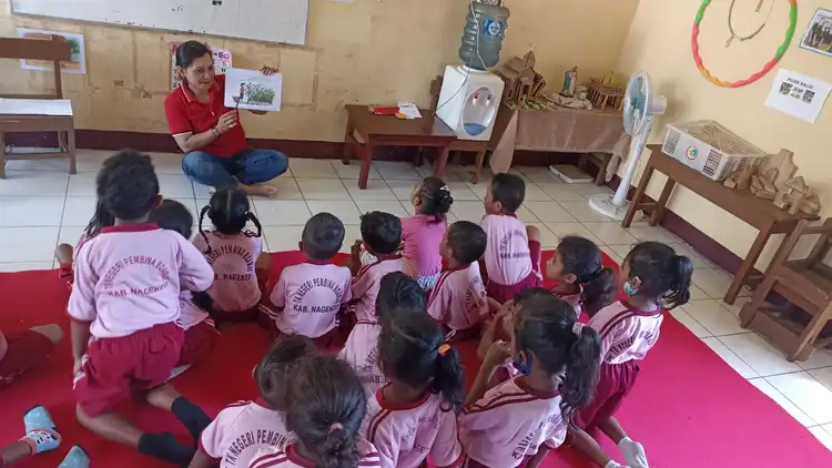 Guru memperkenalkan sub tema